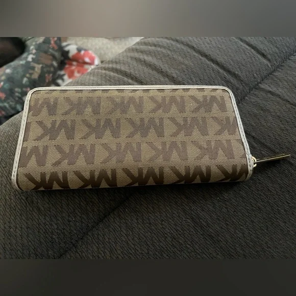 MK Zippy Cloth Large Wallet - Picture 2 of 12
